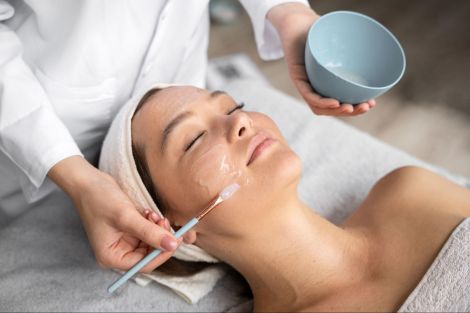 Vì sao nên peel da tại spa thay vì tự làm